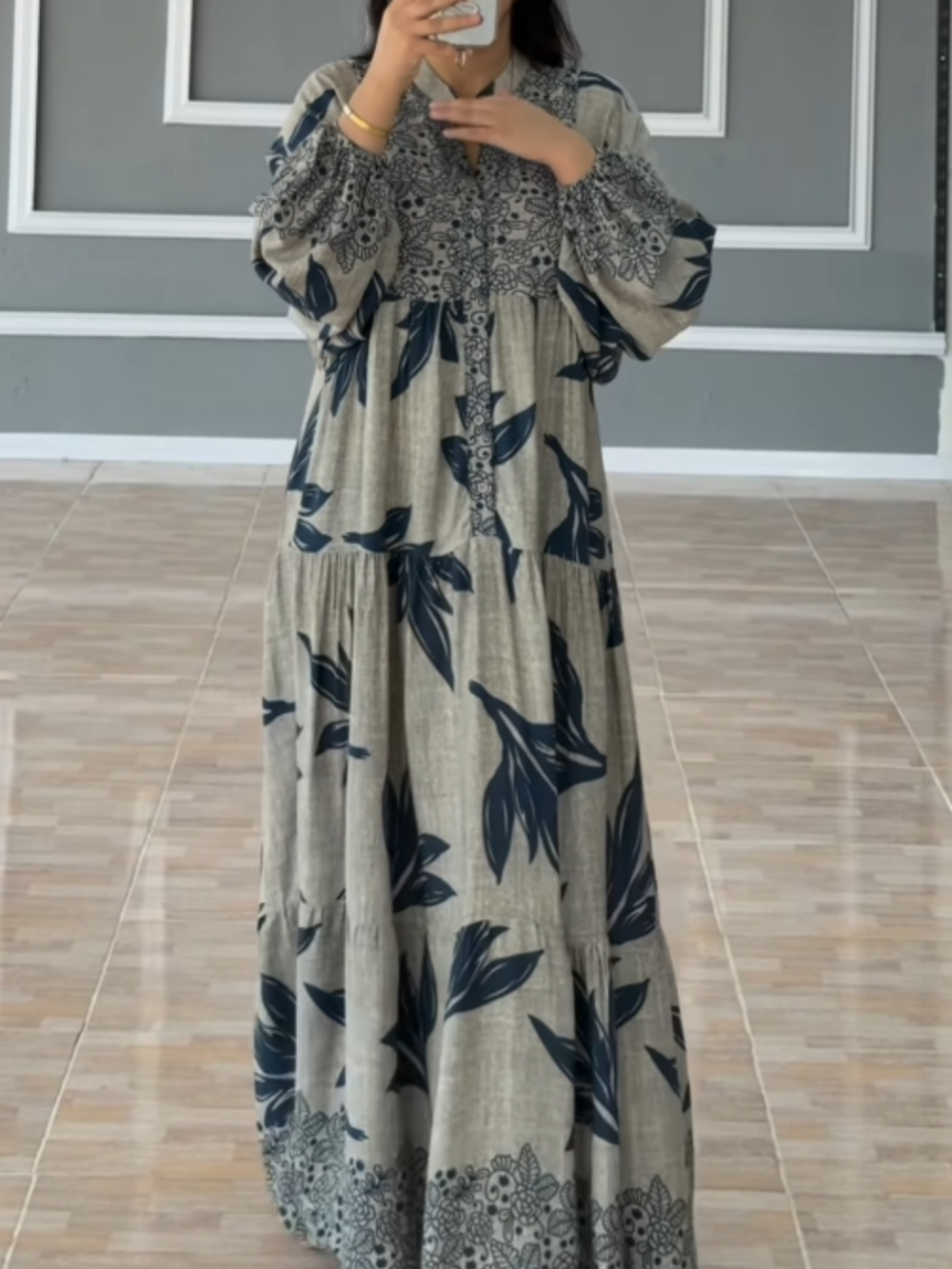 Drukowana sukienka z luźnymi rękawami lampionowymi