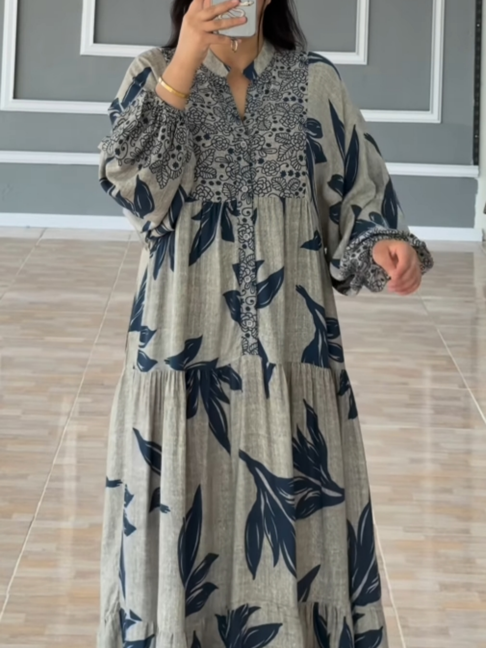 Drukowana sukienka z luźnymi rękawami lampionowymi